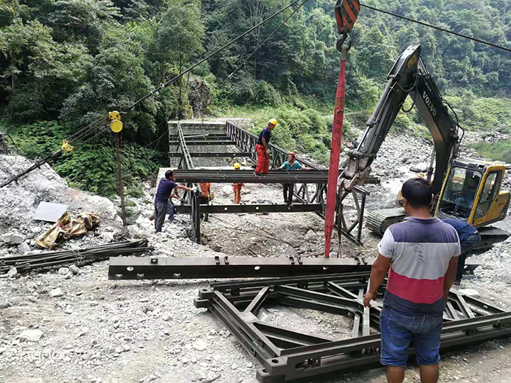常德壺瓶山33米貝雷橋安裝現(xiàn)場視頻-三排單層加強(qiáng)型鋼便橋
